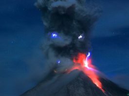 Photo taken on Feb. 29, 2016 shows hot lavas and volcanic ashes rising from Mount Sinabung during an eruption in Karo, North Sumatra, Indonesia. (Xinhua/Gatha Ginting) (zw)