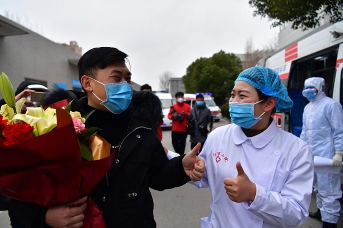 patient A patient, previously infected with the novel coronavirus, is discharged on Feb. 6 from the Second People’s Hospital in Fuyang, east China’s Anhui province. Four patients were discharged from the hospital on the same day, marking the second batch cured by the hospital. Photo by Dai Wenxue/ People’s Daily Online