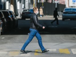 A man wearing face mask walks on the street in Moscow, Russia, April 9, 2020. Russia's COVID-19 cases grew by a new daily record of 1,459 in the last 24 hours to reach 10,131 on Thursday, covering most regions of the country, official data showed. The death toll rose to 76 from the previous day's 63, and 698 people have recovered, including 118 in the last 24 hours, Russia's coronavirus response center said in a statement. (Xinhua/Evgeny Sinitsyn)