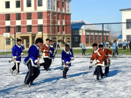 Photo shows middle school students dressed in traditional costumes playing hockey in Morin Dawa Daur autonomous banner, north China's Inner Mongolia autonomous region. (Photo by Hu Miao)